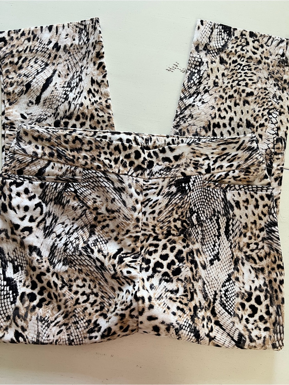 Chico's Neutral Leopard & Black Stretch Cropped Pants size .5 (6)